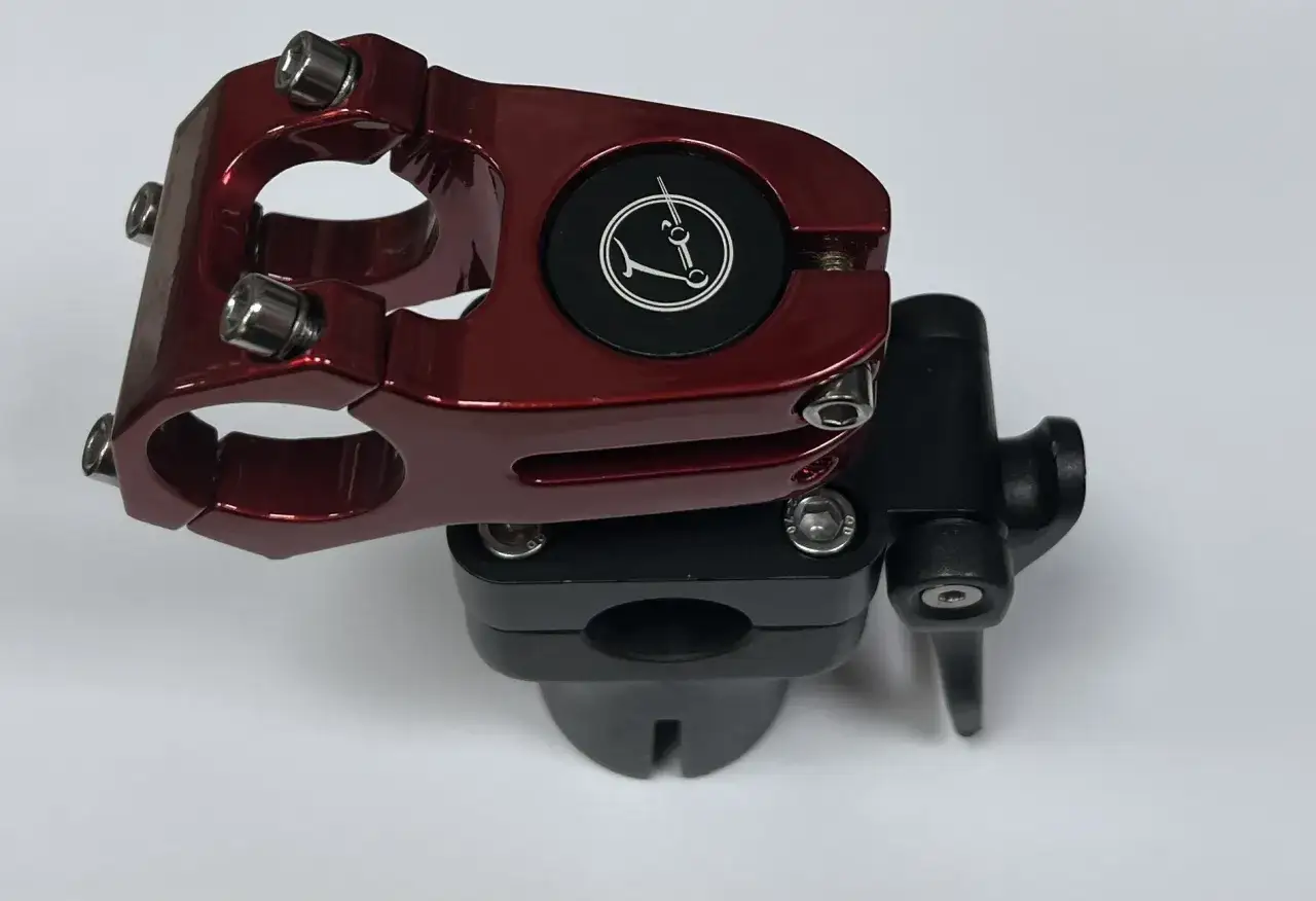 Adaptateur potence Dualtron rouge et noir, prêt à améliorer votre conduite.