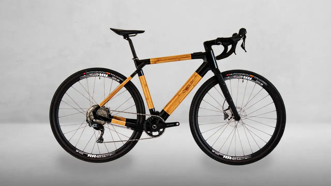 V&eacute;lo gravel Fiido C21 au cadre en bambou et noir, pr&ecirc;t pour l'aventure.