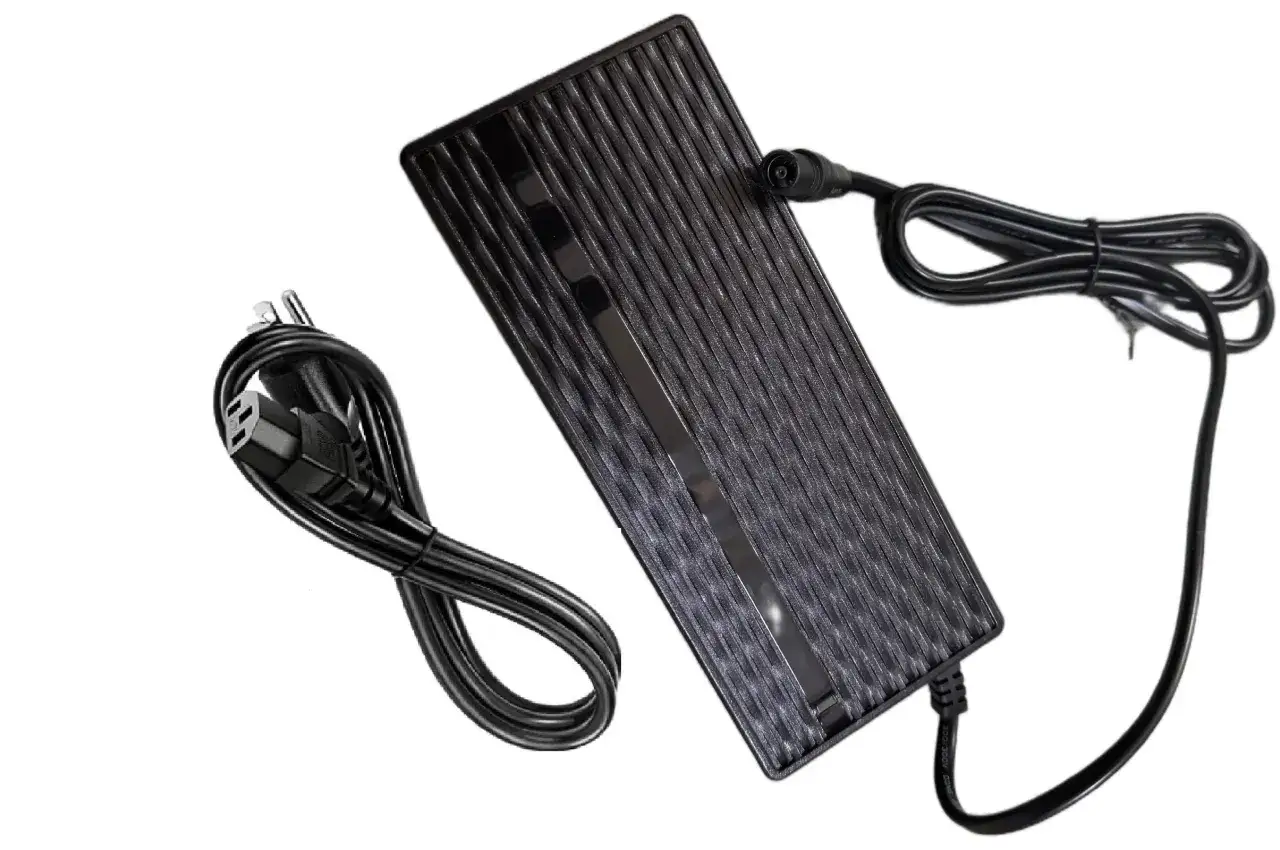 Chargeur trottinette Xiaomi noir, avec son câble d'alimentation et son câble de connexion.