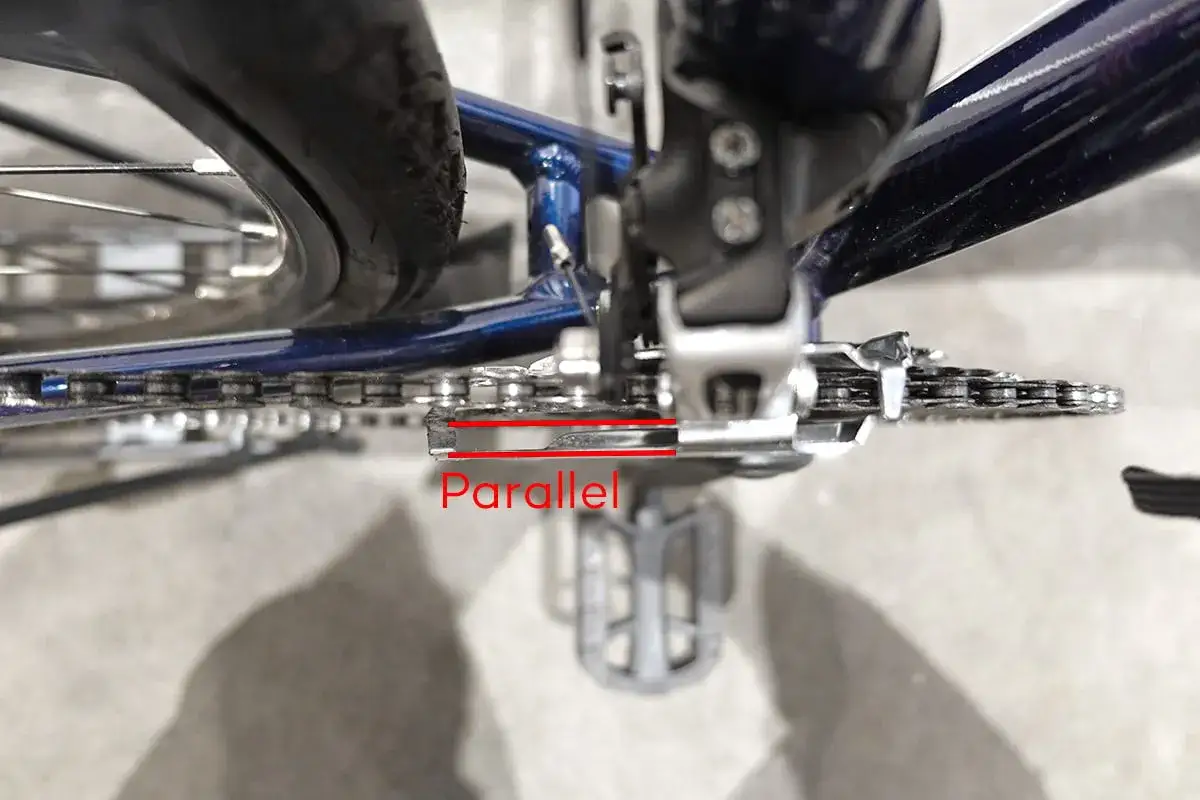 Réglage plateau vélo : la chaîne est parallèle au plateau, indiquant un bon alignement pour un pédalage fluide.