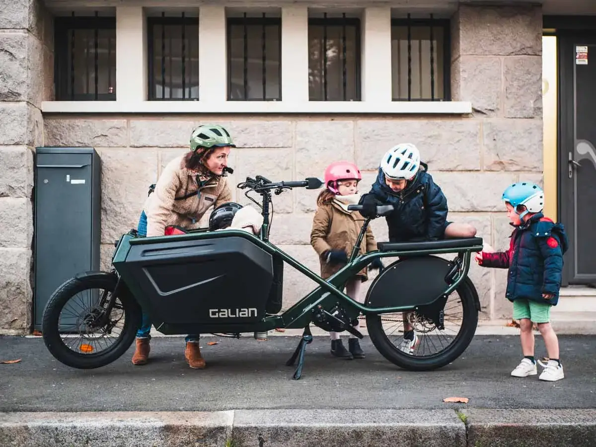Une famille d&eacute;couvre qu'est-ce qu'un v&eacute;lo cargo, id&eacute;al pour transporter les enfants en toute s&eacute;curit&eacute;.