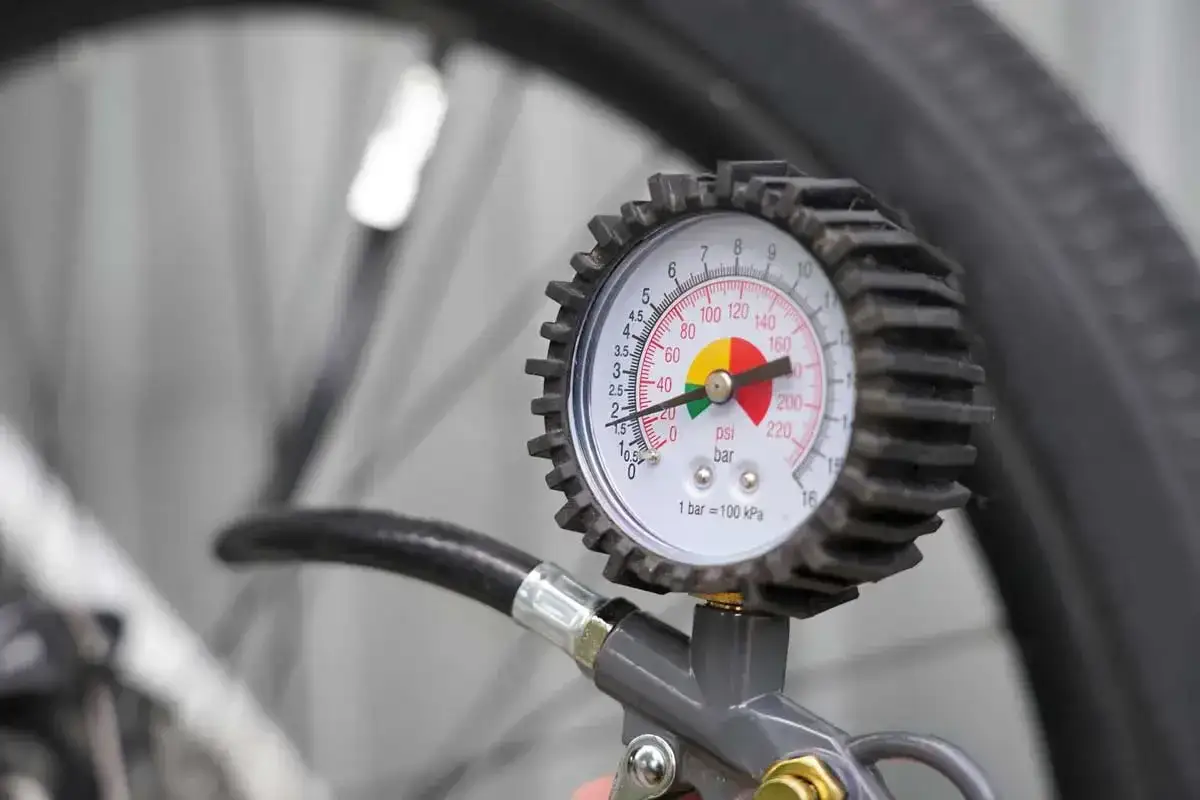 Manomètre mesurant la pression pneu tubeless vtt. Le cadran indique une pression d'environ 2 bars.