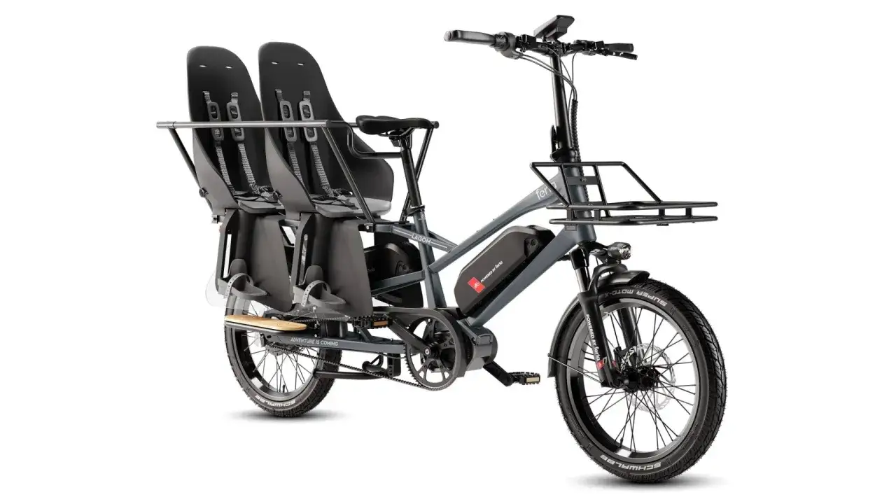 Vélo électrique longtail gris avec deux sièges enfants, panier avant et batterie. Parfait pour les aventures en famille.
