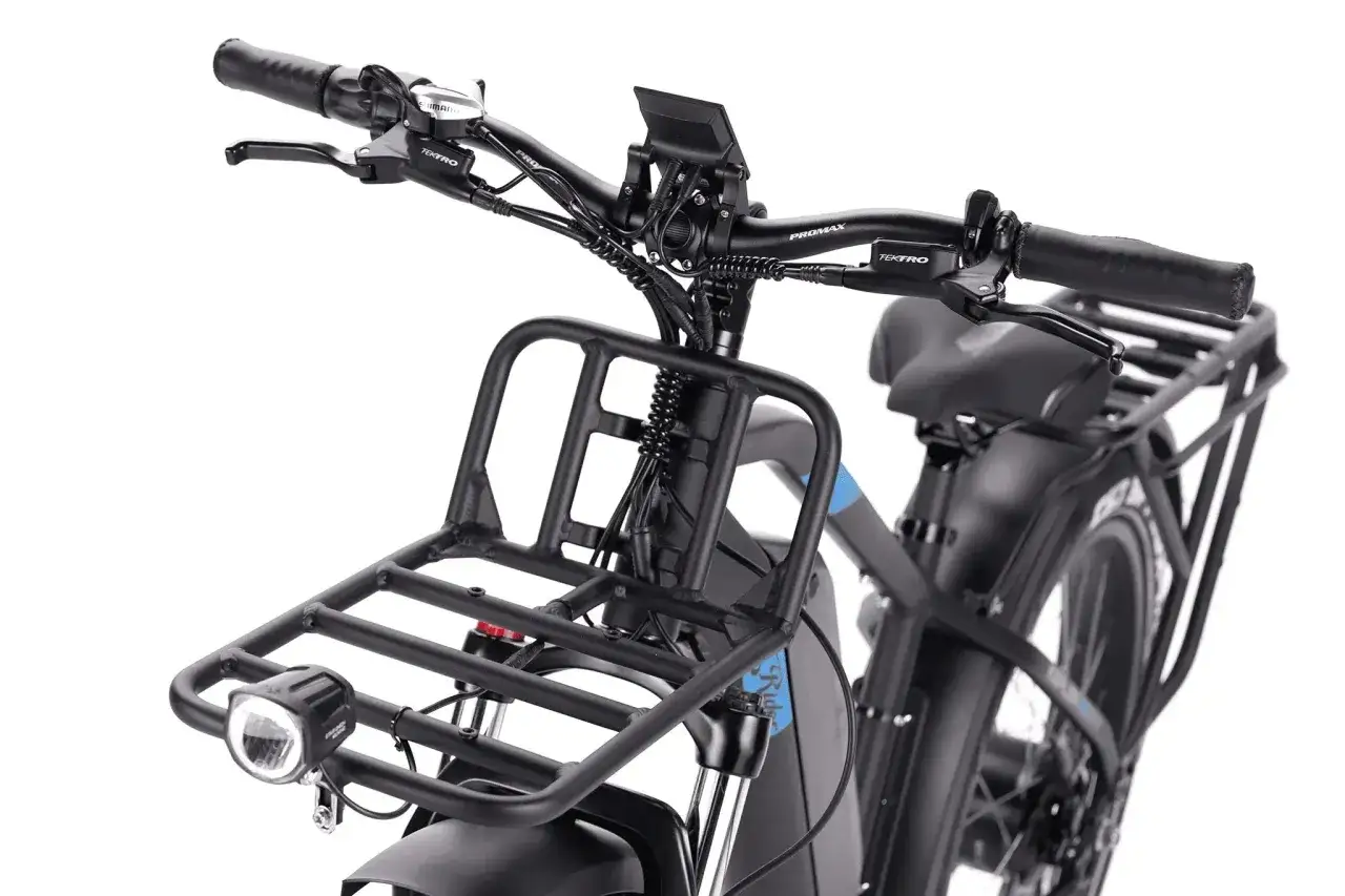 Guidon du vélo électrique Fiido T1 Pro avec panier avant et porte-bagages arrière. Prêt pour l'aventure urbaine.