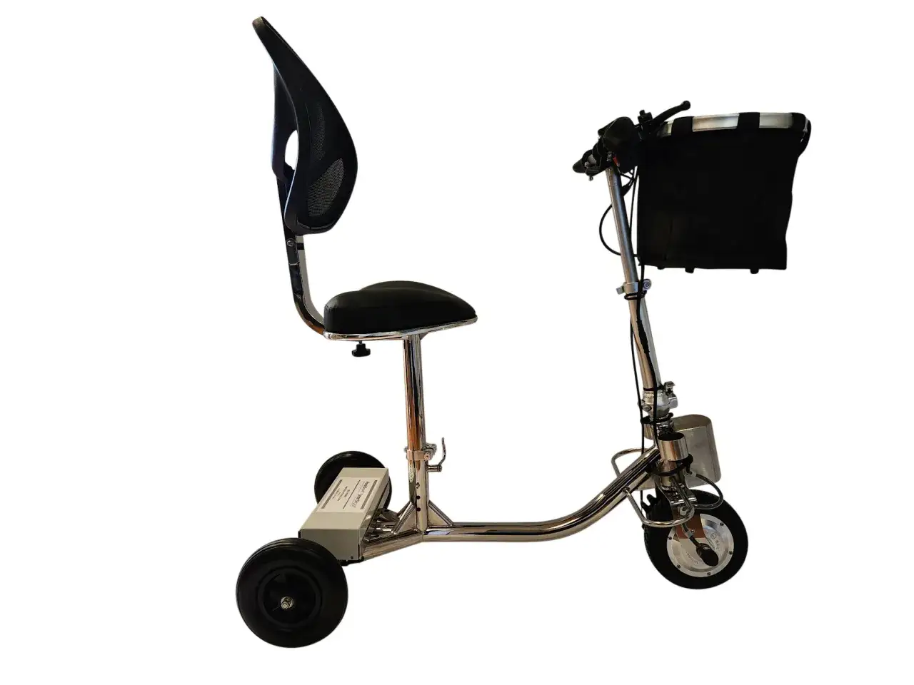 Draisienne électrique pliante à trois roues, avec siège et panier. Idéale pour se déplacer facilement.