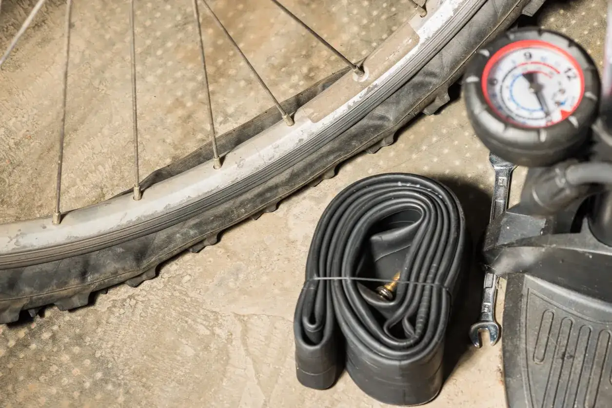 Roue de vélo, chambre à air neuve et pompe. La durée de vie chambre à air vélo dépend de l'usage et de l'entretien.