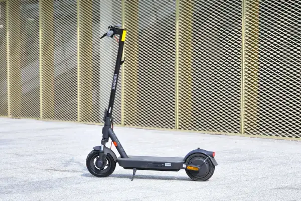 Trottinette électrique Xiaomi M365, idéale pour la ville. Mon avis : un excellent choix pour les déplacements quotidiens.
