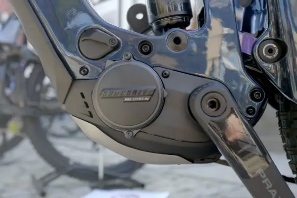 Gros plan sur le moteur SyncDrive Pro d'un VTT électrique, révélant la puissance du voltage trottinette électrique.