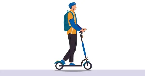 Un homme souriant avec un sac à dos roule sur une trottinette électrique au style rétro.