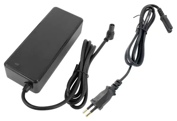 Chargeur trottinette Xiaomi noir, avec son bloc d'alimentation et ses câbles.