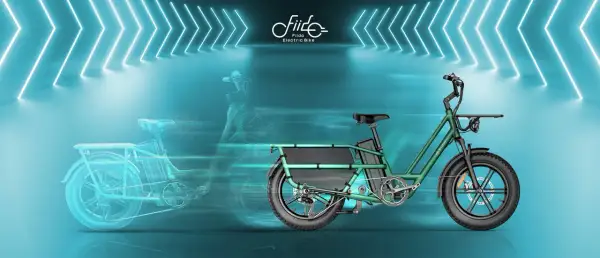 Le vélo électrique Fiido T1, vert, se déplace à travers un tunnel de néons bleus, laissant une traînée fantomatique.