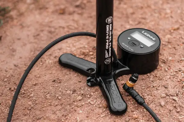 Pompe à vélo Lezyne avec manomètre numérique, prête pour gonfler vos pneus.