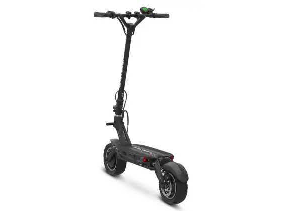 Trottinette électrique noire Dualtron Victor, prête pour l'aventure. Sa batterie externe Dualtron Victor assure une autonomie prolongée.