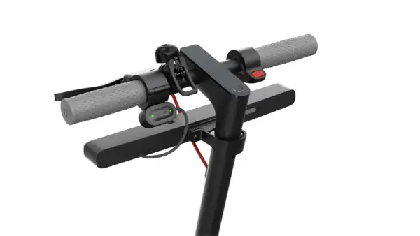 Un clignotant pour trottinette, avec des indicateurs lumineux L et R, fixé sur le guidon.