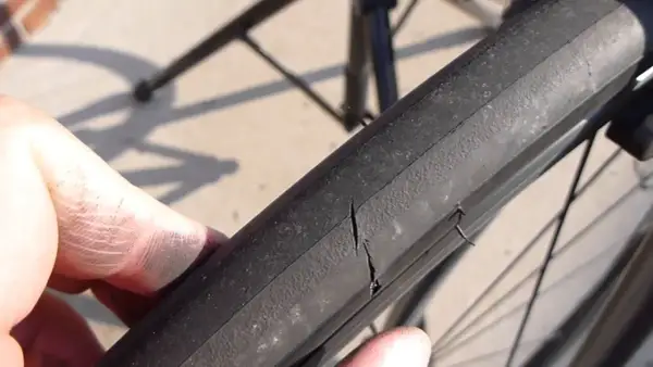 Une crevaison sur la chambre à air fat bike, une fissure béante sur le pneu noir.