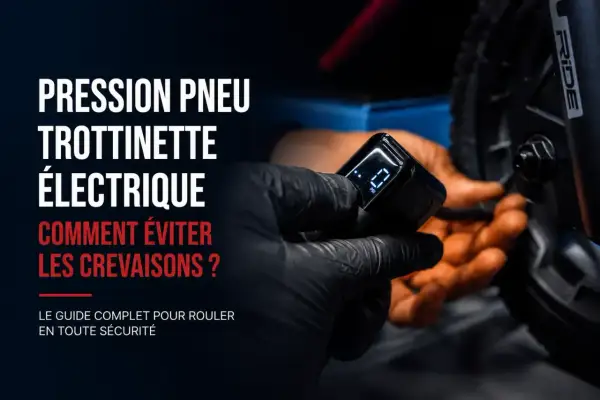 Main tenant un manomètre, vérifiant la pression du pneu d'une trottinette électrique. Guide pour éviter les crevaisons.