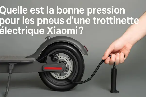 Maintenir la pression pneu trottinette Xiaomi idéale pour une conduite sûre et confortable. Une main actionne une pompe pour gonfler le pneu.