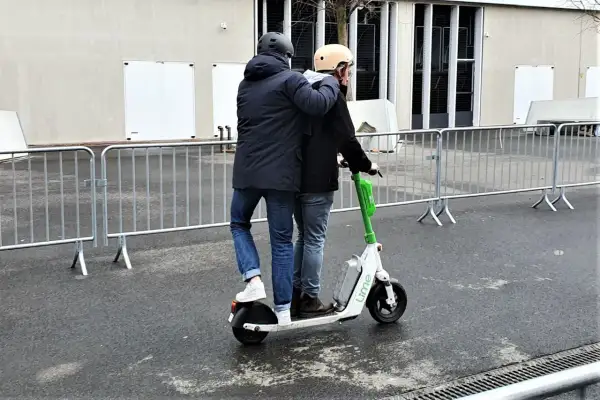 Deux personnes sur une trottinette électrique, un risque d'amende trottinette électrique à 2.