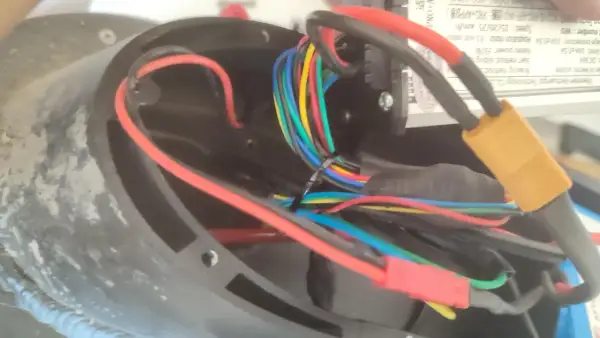 Câblage interne d'un trottinette, peut-être pour un wayscral kickway e1 débridage. Fils colorés et connecteurs.