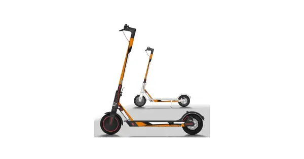 Deux trottinettes Xiaomi, une orange et blanche, l'autre blanche avec des touches orange. Un autocollant trottinette Xiaomi personnalise le design.