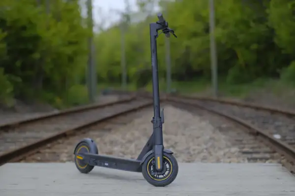 Trottinette Ninebot G30 Max sur des rails. Le bon **pression pneu Ninebot G30 Max** assure une conduite optimale.