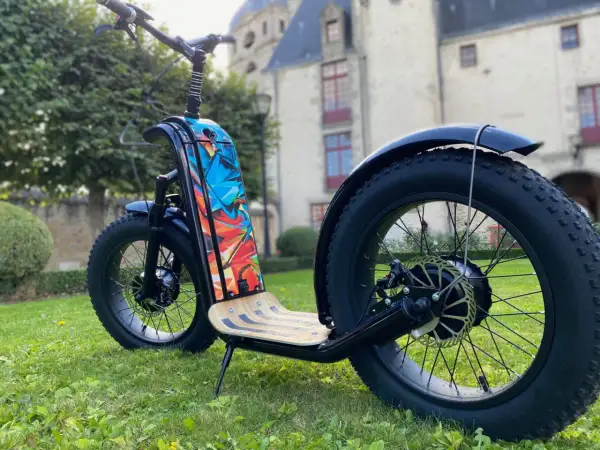 Trottinette électrique au design audacieux, avec une roue arrière imposante. Le prix de la roue de trottinette électrique est un facteur clé pour cet achat.