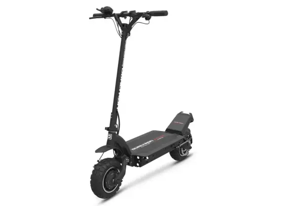 Trottinette électrique noire Dualtron, prête pour l'aventure avec son double moteur puissant.