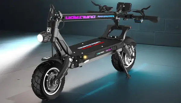 Trottinette électrique noire DUALTRON VICTOR LIMITED, un modèle victor luxury plus, avec éclairage LED et pneus tout-terrain.