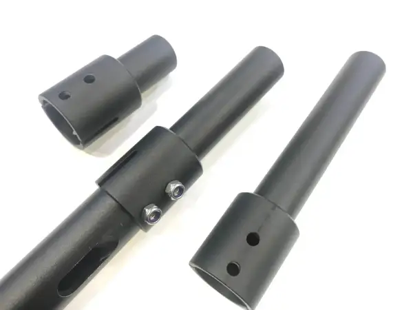 Pièces métalliques noires, dont un adaptateur potence Dualtron, sur fond blanc.