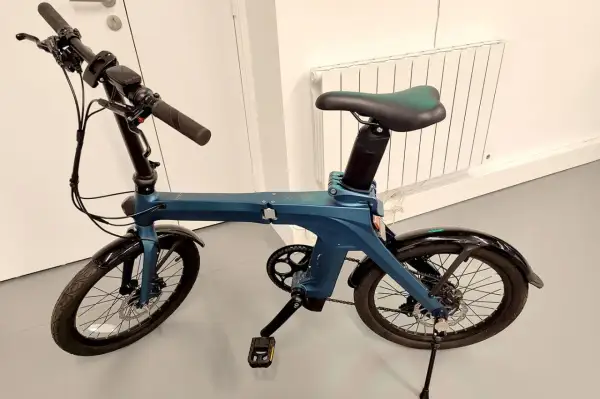 Vélo pliant bleu, le Fiido X v2, prêt pour l'aventure urbaine.