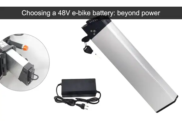 Batterie trottinette électrique 48v argentée, avec chargeur et clé. Un zoom montre son installation.