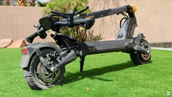 La **première trottinette électrique** de ce modèle, avec son design robuste et ses pneus tout-terrain, est prête pour l'aventure sur l'herbe synthétique.