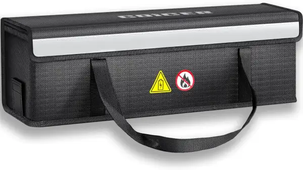Sac de rangement noir pour batterie, avec symboles de danger et poignées.