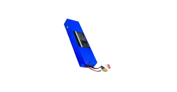 Batterie bleue pour trottinette Aovo Pro, avec câbles et connecteurs visibles.