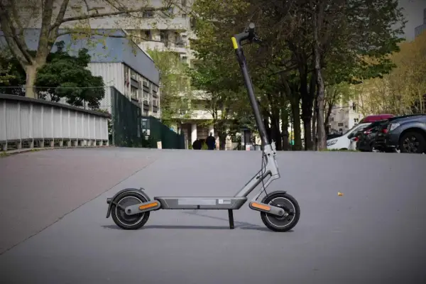Trottinette électrique Xiaomi Pro2 grise, prête pour une balade urbaine.
