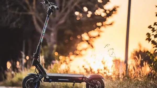 Trottinette électrique Dualtron Victor, prête à atteindre sa vitesse max au coucher du soleil.